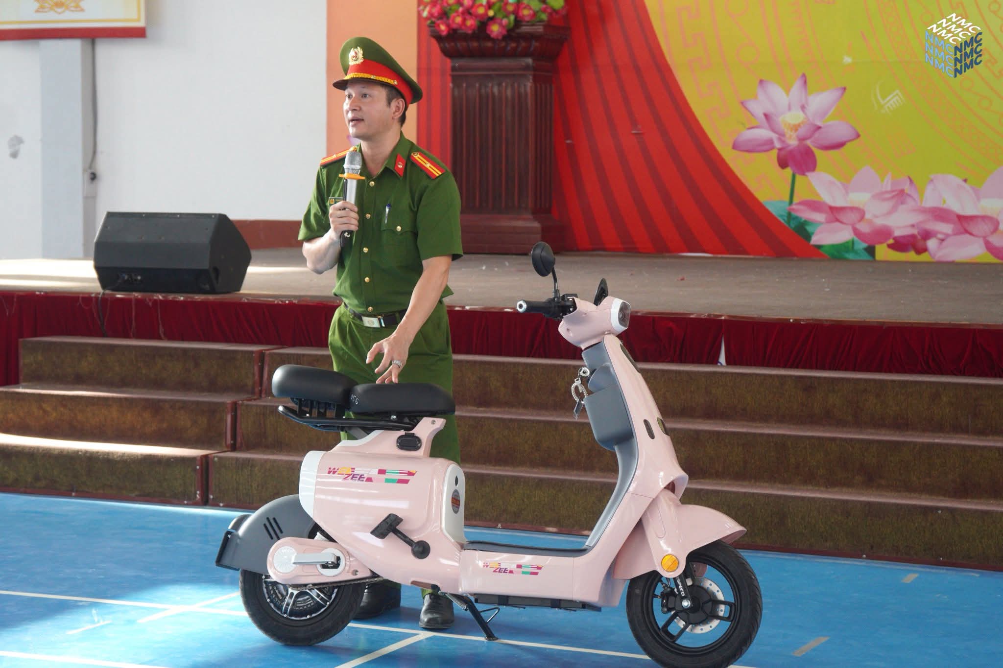 Chào cờ tuần 2 và tuyên truyền pháp luật về trật tự an toàn giao thông